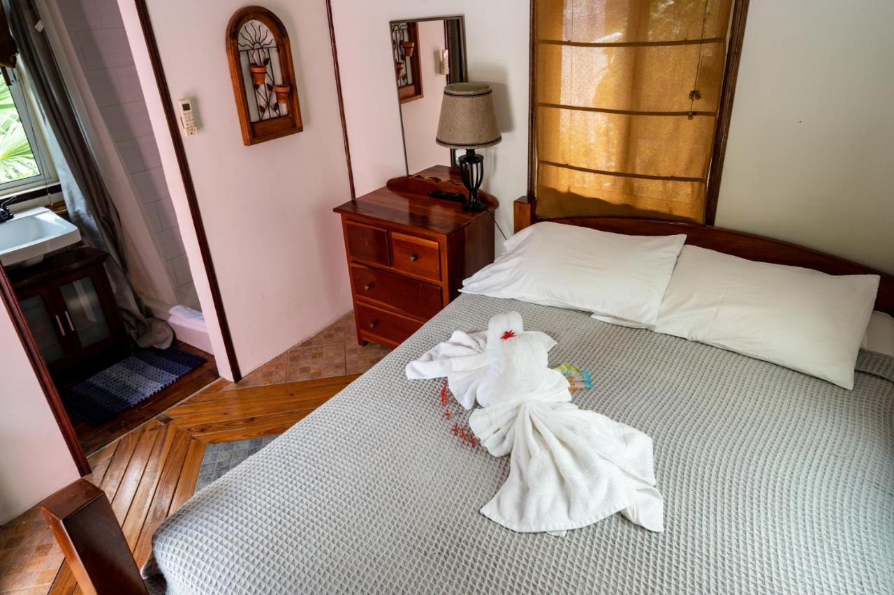 Hummingbirds Cabins Caye Caulker Bagian luar foto
